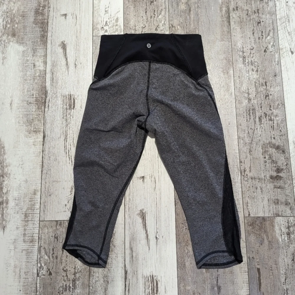 Lululemon train times crop legging‎ size 8 gray and black